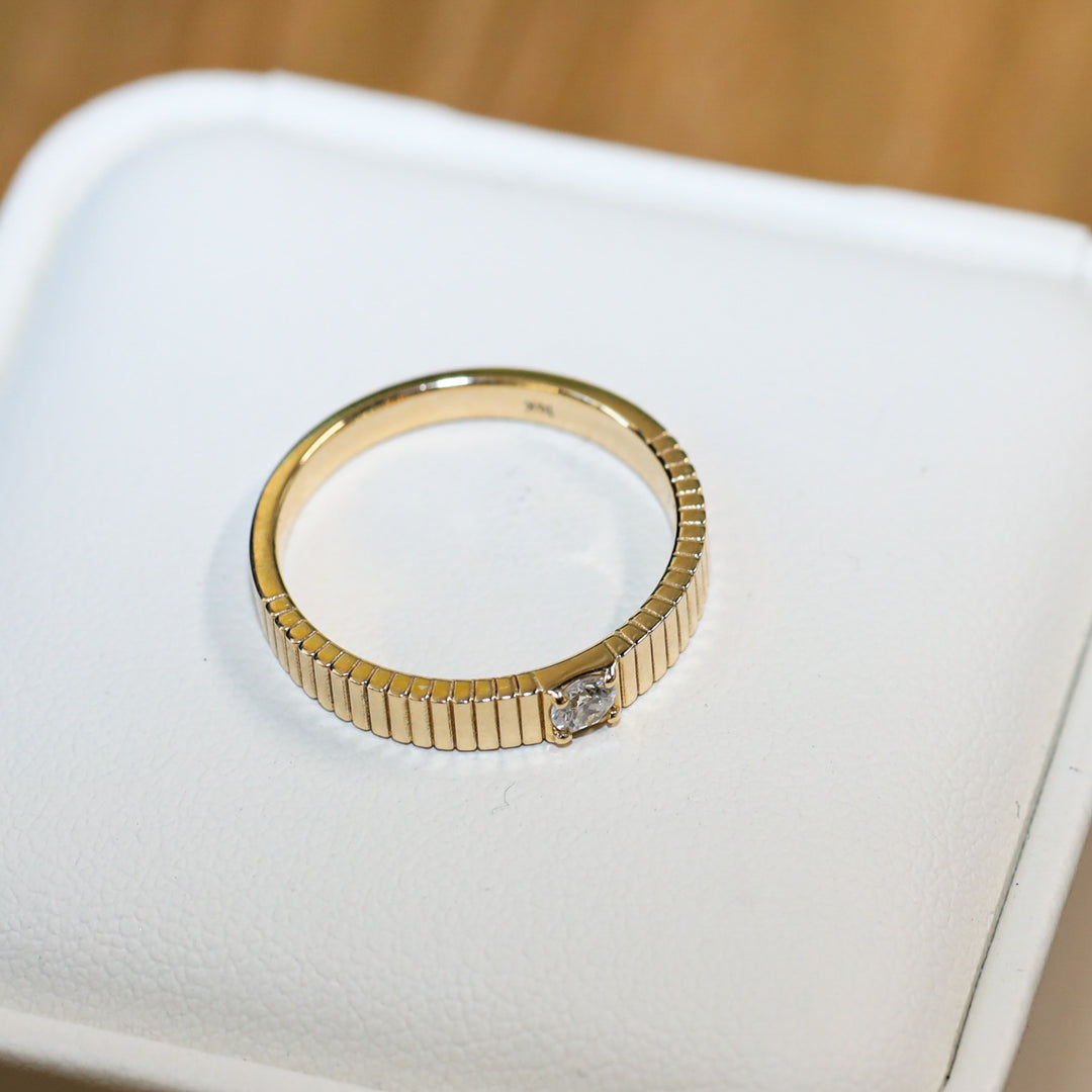Ripped Vintage Solitaire 0.2 ct Diamond Ring  in 3.5mm 14K Solid Gold Band Engagement Ring