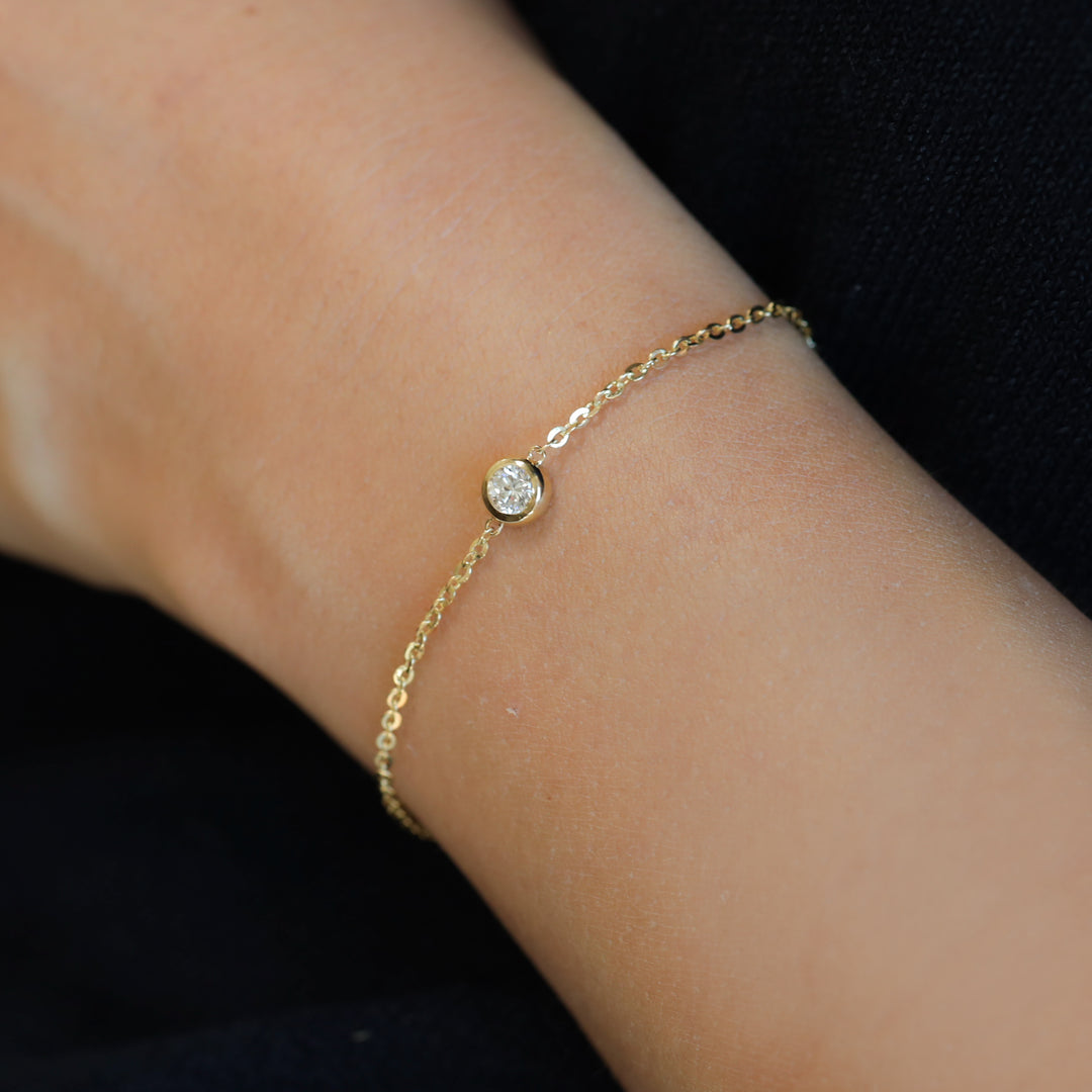 Bezel Diamond Elegant Centerpiece in 14K Gold Chain Bracelet