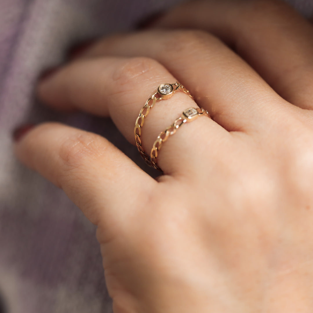 Dainty Chain Stackable Ring with Bezel Diamond (Round / Emerald)