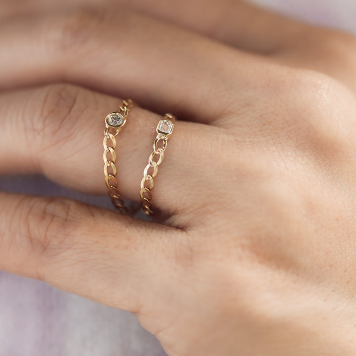 Dainty Chain Stackable Ring with Bezel Diamond (Round / Emerald)