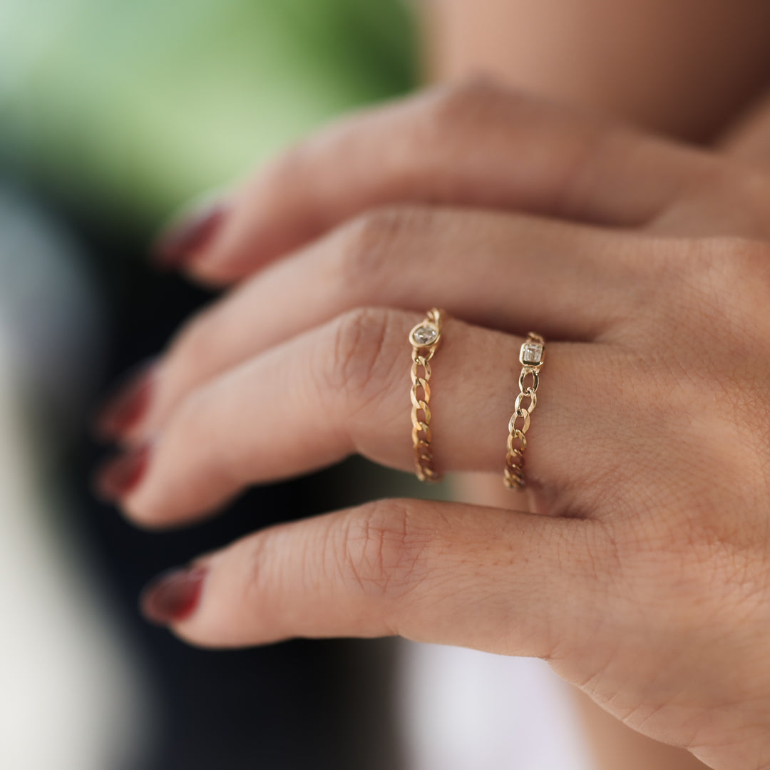 Dainty Chain Stackable Ring with Bezel Diamond (Round / Emerald)