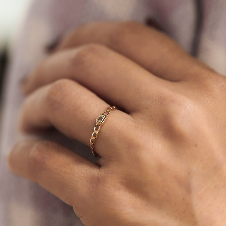 Dainty Chain Stackable Ring with Bezel Diamond (Round / Emerald)