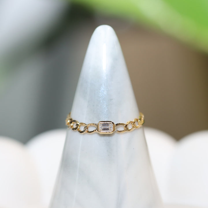 Dainty Chain Stackable Ring with Bezel Diamond (Round / Emerald)