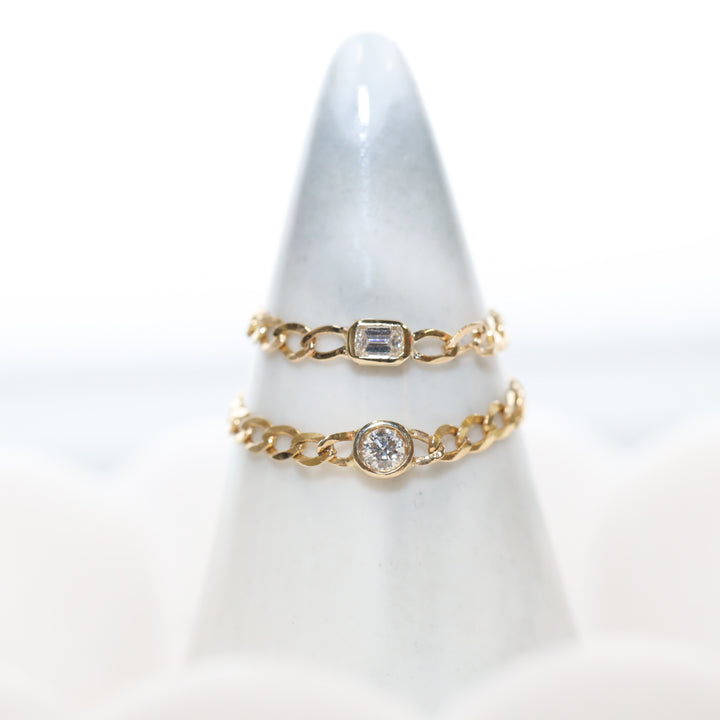 Dainty Chain Stackable Ring with Bezel Diamond (Round / Emerald)
