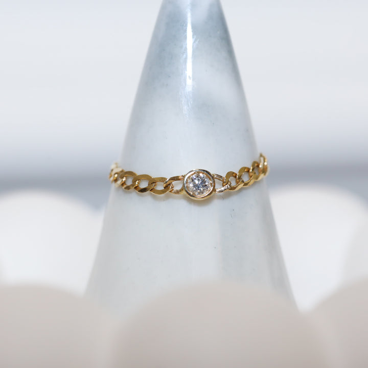 Dainty Chain Stackable Ring with Bezel Diamond (Round / Emerald)