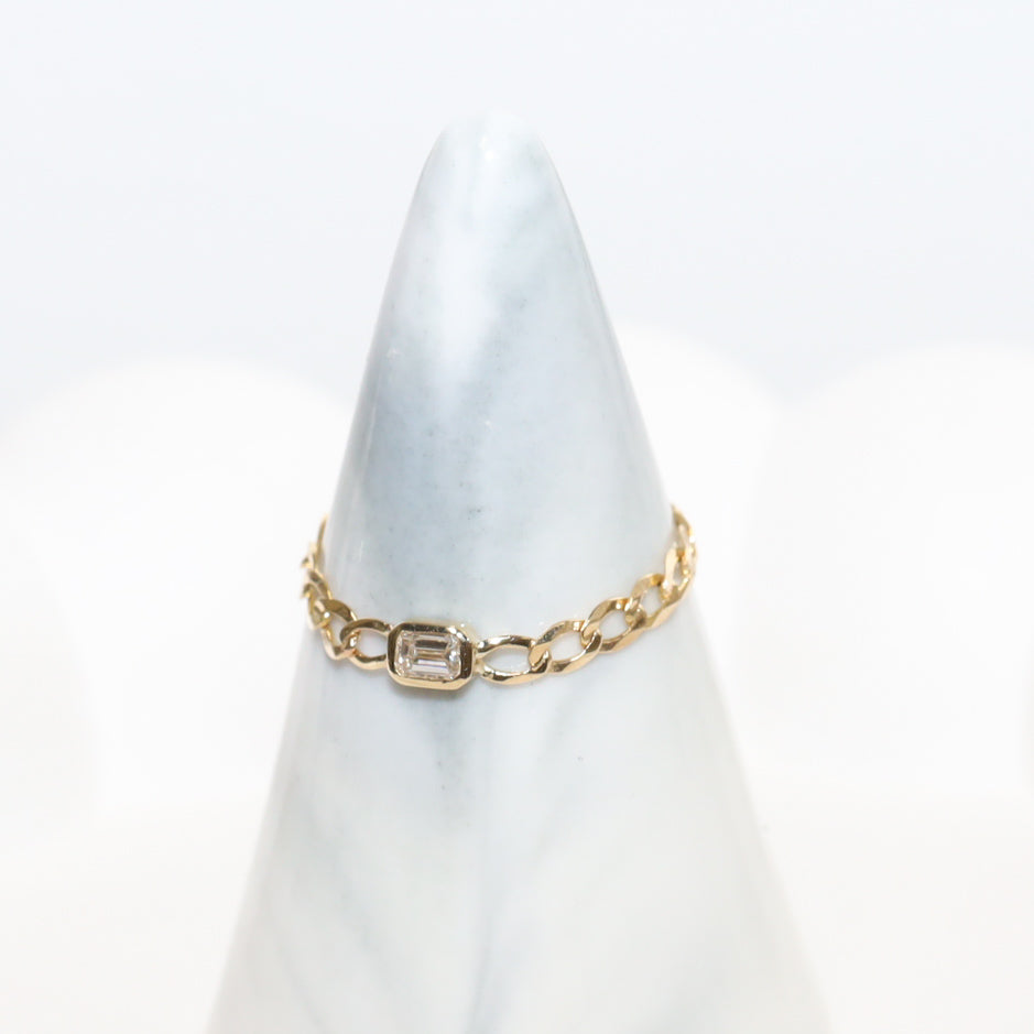 Dainty Chain Stackable Ring with Bezel Diamond (Round / Emerald)