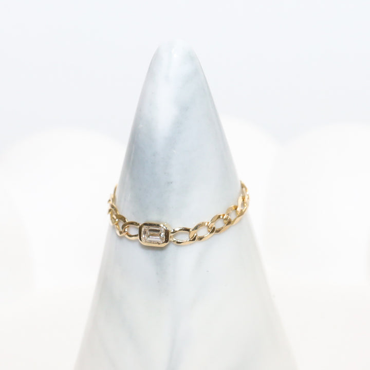 Dainty Chain Stackable Ring with Bezel Diamond (Round / Emerald)