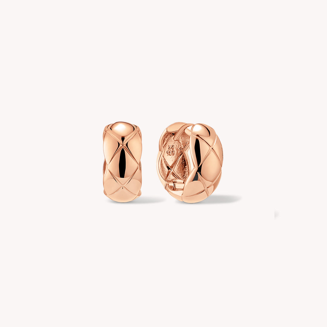 Quilted Huggie Hoop Earrings Medium – 14K Gold Hoop Earrings with Statement Quilt Pattern