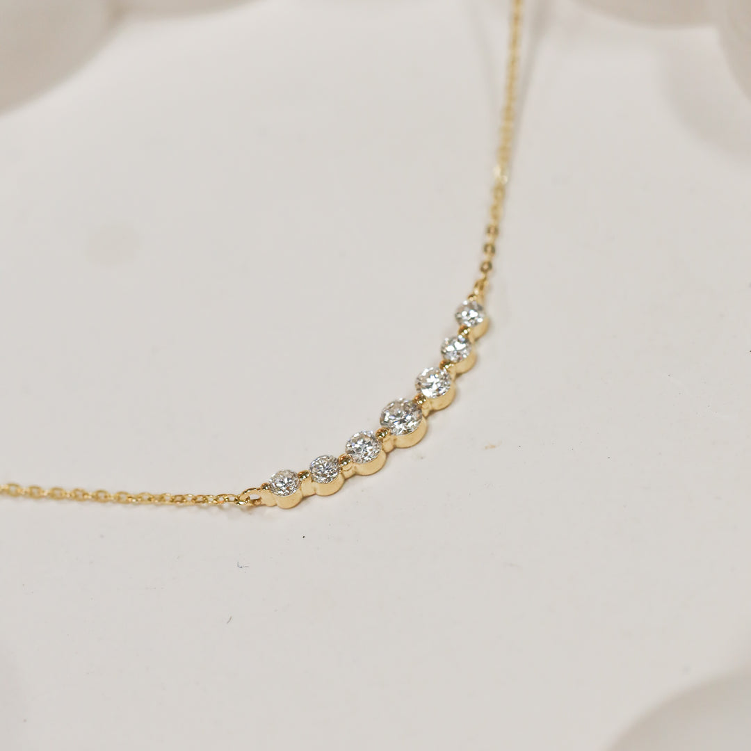Graduated 7 Diamond Necklace in 14K Gold