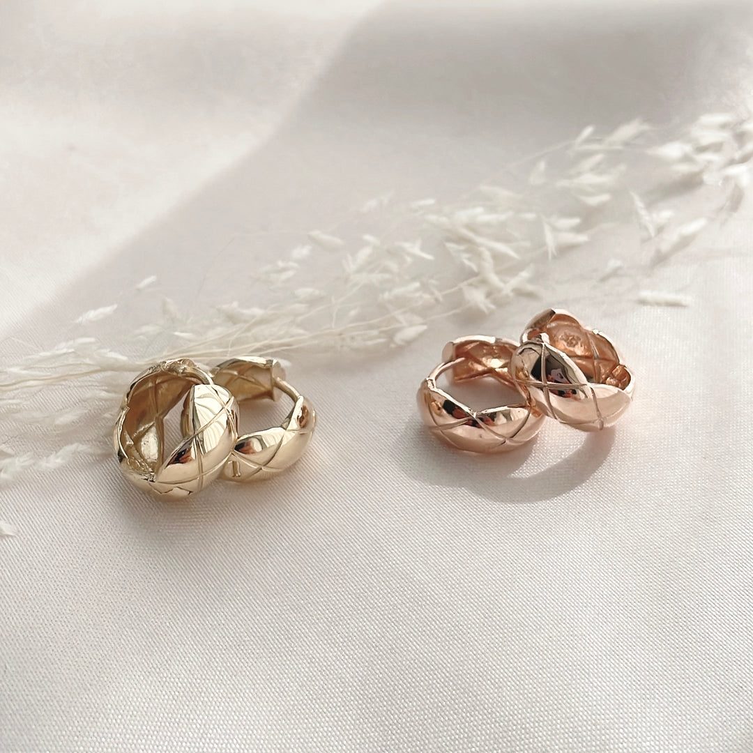 Quilted Huggie Hoop Earrings Medium – 14K Gold Hoop Earrings with Statement Quilt Pattern
