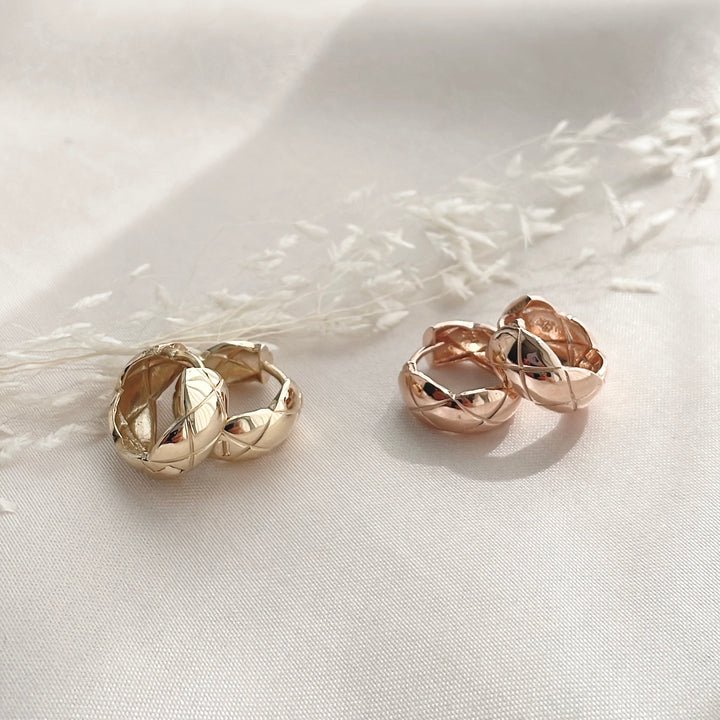 Quilted Huggie Hoop Earrings Medium – 14K Gold Hoop Earrings with Statement Quilt Pattern