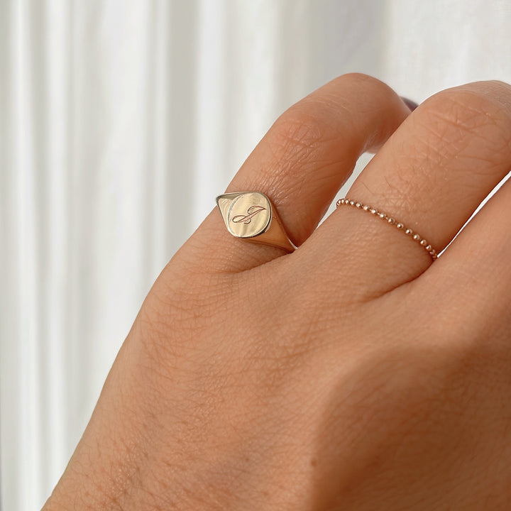 Classic Circle Signet Ring – Engravable 14K Solid Gold Band
