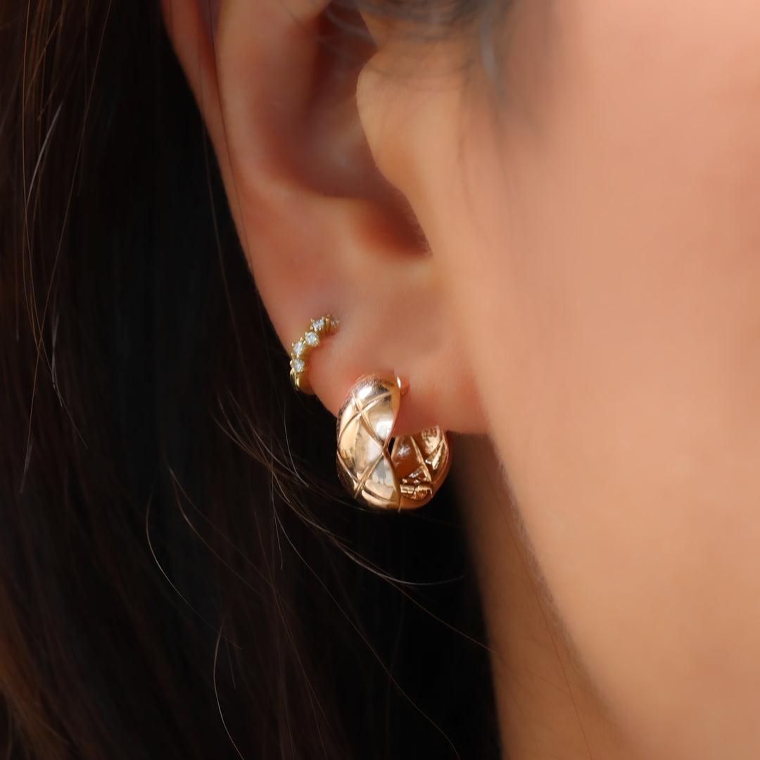 Quilted Huggie Hoop Earrings Medium – 14K Gold Hoop Earrings with Statement Quilt Pattern