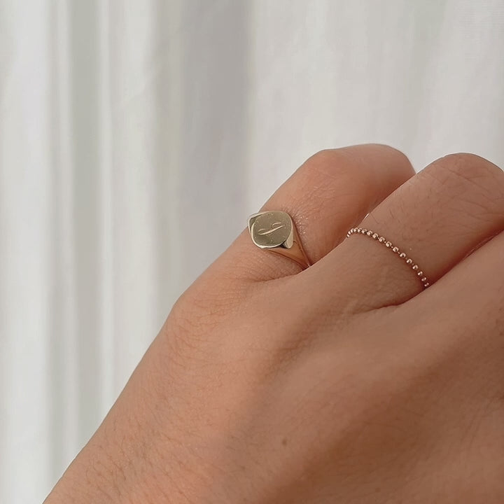 Classic Circle Signet Ring – Engravable 14K Solid Gold Band